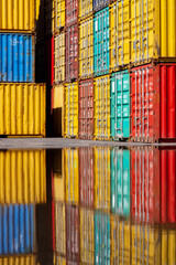 Container Stapel Spiegelung Hafen Fracht System Transport international Verkehr Verladung Austausch...