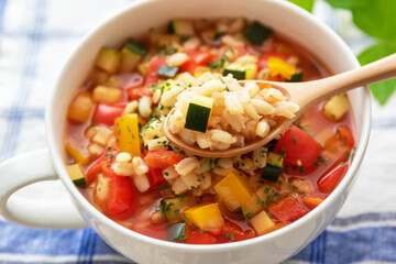 もち麦とパプリカとズッキーニのトマトスープ