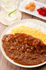 カレーライスにオムレツをトッピング-オムレツカレー