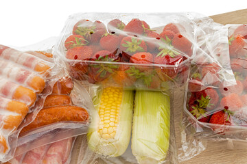 Frische Lebensmittel in transparenter Sichtverpackung aus Plastik.