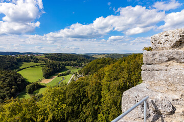 Fototapeta na wymiar Blick in die Ferne von der Burg Hohengundelfingen