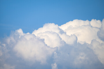 Wolken am blauen Himmel