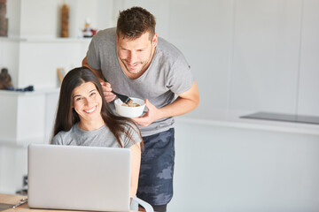 Obraz premium Paar am Laptop schaut DIY Tutorial an zum Haare tönen
