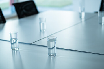 Volle Gläser mit Mineralwasser auf einem Besprechungstisch