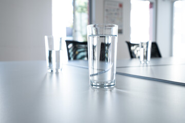 Volle Gläser mit Mineralwasser auf einem Besprechungstisch