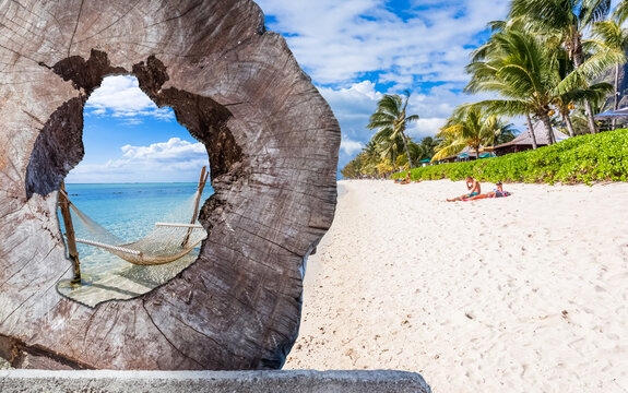 Plage du Morne, &icirc;le Maurice &agrave; travers trou dans rondelle de bois