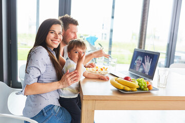 Eltern und Kind im Videochat zum Geburtstag