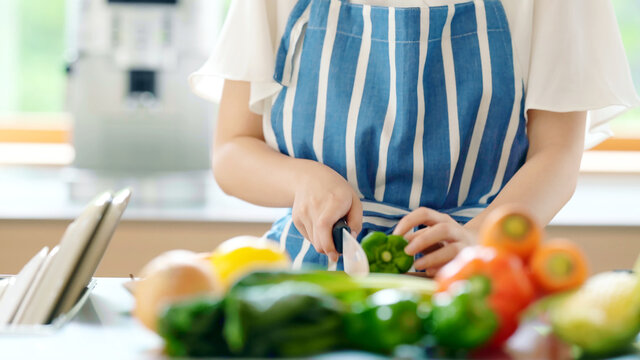 野菜を切る女性　キッチン　料理