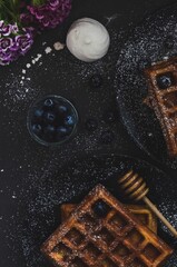 Gofry z borówkami i beza na czarnej zastawie © Patrycja