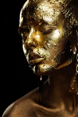 Wanddecoratie Zwart goud portret van een mooi sexy blond meisje met regelmatige gelaatstrekken kunstig bedekt met goudverf en stukjes goudfolie  © Alexander