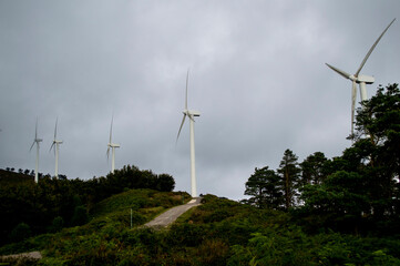 Vista de molinos de viento. Grupo de molinos de viento en la montaña. Foto realizada en un día...