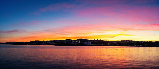 Obraz premium Panorama of Torquay during the sunset in Devon in England in Europe.
