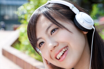 音楽を聴く女子高校生