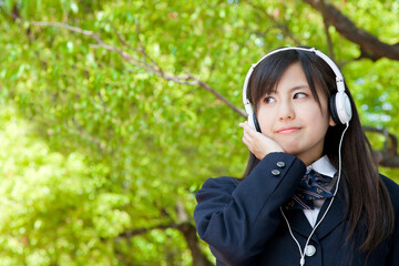 音楽を聴く女子高校生