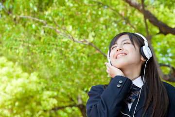 音楽を聴く女子高校生
