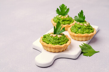 Tartlets with green cream and nuts