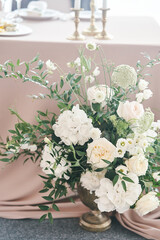 Obraz premium Wedding decorations. Flowers in a vase. Decoration of a wedding celebration. Close-up