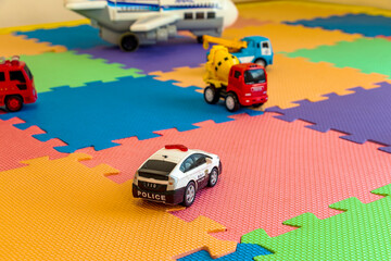カラフルなプレイマットと乗り物のおもちゃ