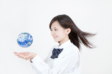 Fototapeta premium 地球を持つ女子高校生
