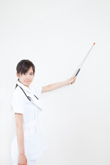 説明する看護師