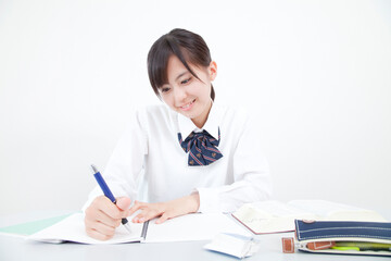 勉強する女子高校生