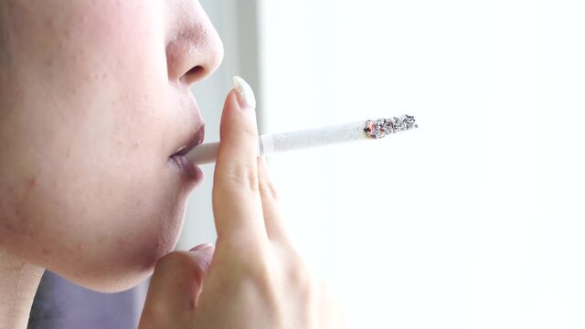 タバコを吸う女性