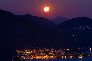 Naklejka na ściany i meble Luna piena illumina Maccagno (Lago Maggiore) i