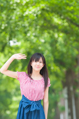 Fototapeta premium 笑顔で手を振る女性
