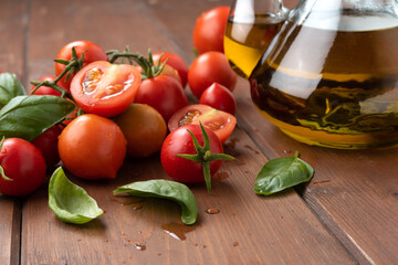 Pomodori ciliegino e foglie di basilico fresco in tavola