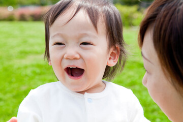 公園で遊ぶ親子