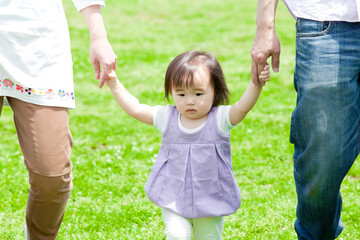 手を繋いで歩く親子