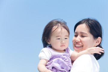 母親に抱っこされる女の子