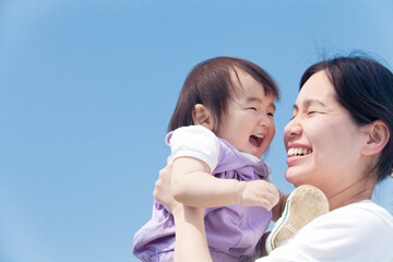 子供を抱っこする母親