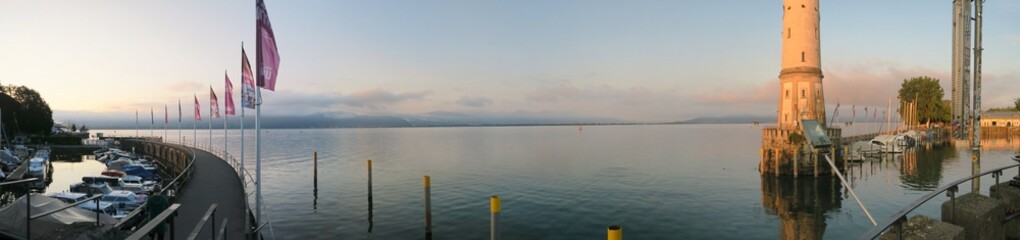 Fototapeta premium Morgen-Panorama Hafen Lindau