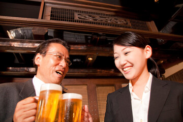 ビールで乾杯するビジネスマン