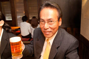 ビールを飲むビジネスマン