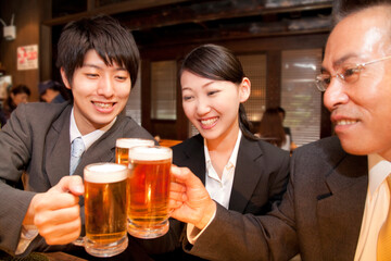 ビールで乾杯をするビジネスマン