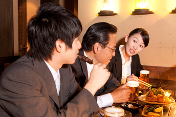 居酒屋で食事する会社員