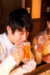 ビールを飲むビジネスマン