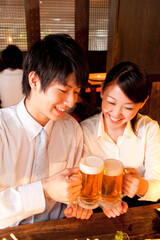 ビールで乾杯する会社員