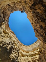 In der Benagil Höhle in der Algarve an der Küste von Portugal.