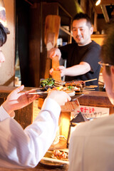 料理を受け取るビジネスマン