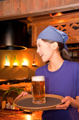 ビールを運ぶ居酒屋店員