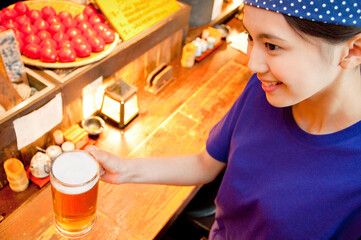 ビールを運ぶ店員