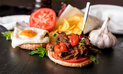 Hambúrguer de Pulled Beef com Ovo e Salada