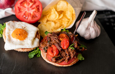 Hambúrguer de Pulled Beef com Ovo e Salada