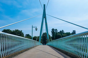 多摩川の清流に架かる鮎美橋（青梅市、釜の淵公園） 