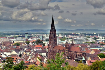 Fototapeta premium Freiburger Münster an einem bewölkten Sommertag
