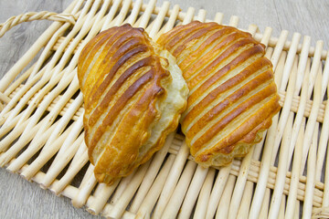chaussons aux pommes sur un plateau en osier