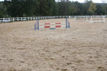 Reitplatz. Reitfeld. Hürdenstangen. Reitsport.